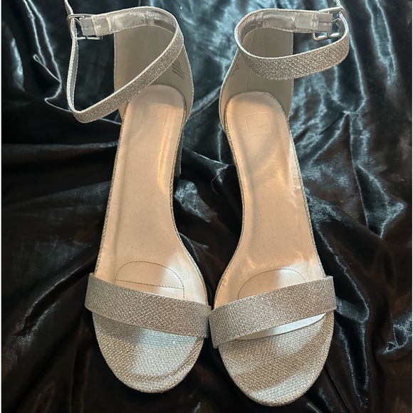 Beautiful Silver Heels - Picture 1 of 4